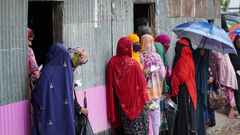 Bangladesch: Überschwemmungen bringen Bevölkerung in medizinische Notlage Frauen stehen an für Medikamente, Bangladesch