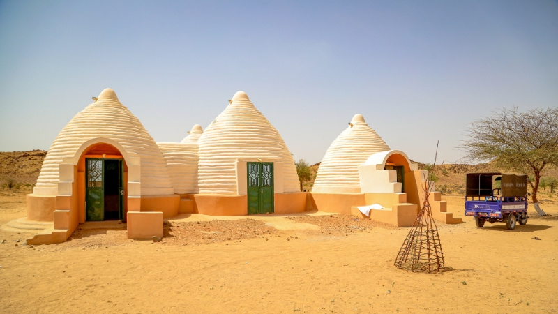 Einzigartige Partnerschaft Von der Gemeinschaft gebautes Geburtshaus und Moto-Ambulanz, Tschad