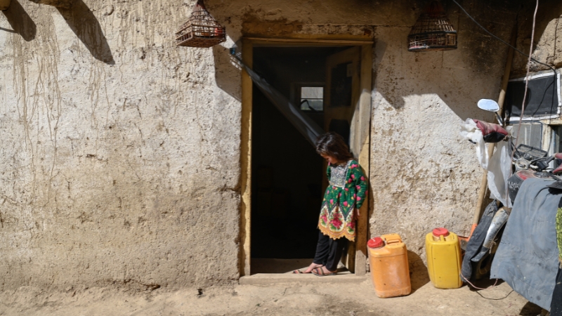 Update: Erdbeben in Afghanistan Kind steht im Eingang des Hauses ihrer Grossmutter, Afghanistan