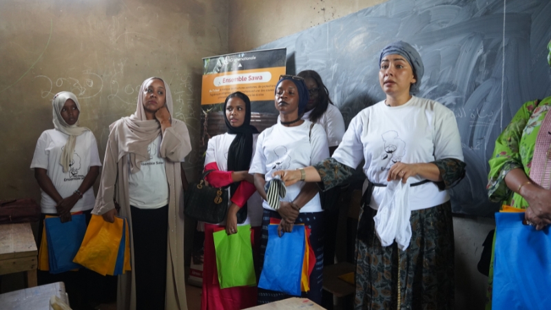 Weshalb wir über Menstruation reden müssen Frauen verteilen Binden in einer Schule, Tschad