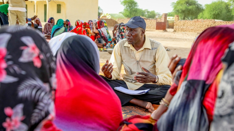 Internationale Zusammenarbeit – wie nachhaltige Veränderung gelingt Projektmitarbeiter bei einer Gemeinschaftsbefragung, Tschad