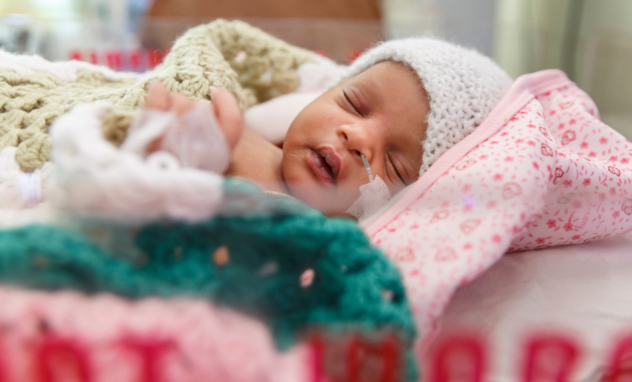 Förderung sicherer Geburten Nahhaufnahme eines Neugeborenen mit Sauerstoffschlauch in der Nase.