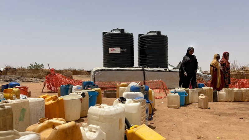 Enttäuschung über Ausgang der Friedensgespräche zu Sudan Kanister für die Nothilfe im Flüchtlingslager im Tschad