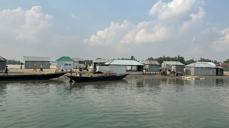 Bei der Geburt auf sich allein gestellt Schwemmlandinseln in Kurigram, Bangladesch