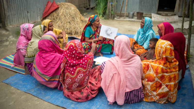 Die Macht der Bilder Fisteladvokatin sensibilisiert Frauen der Gemeinschaft, Bangladesch