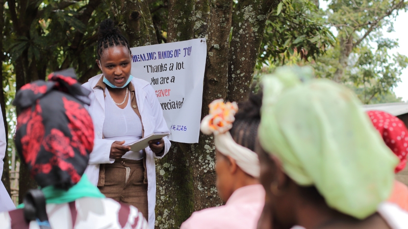 Ehemalige Fistelbetroffene stossen Wandel an Eine Frau spricht vor anderen Frauen.