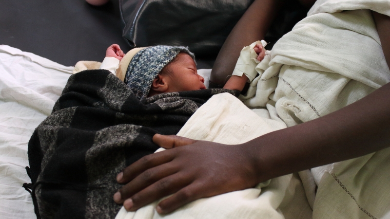 Massaker im Sudan Schützende Hand von Mutter über Neugeborenem in einem unserer Partnerspitäler