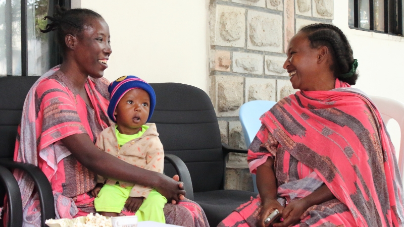 Einbezug von Betroffenen Frauen sitzen sich gegenüber und reden.