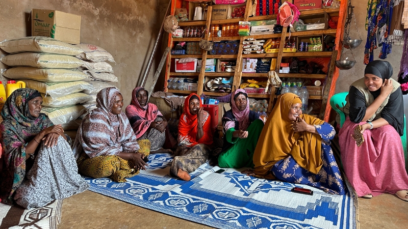 Mit Geduld und Sensibilität gegen Genitalbeschneidung Frauen bei einem Gespräch zu Genitalbeschneidung, Äthiopien