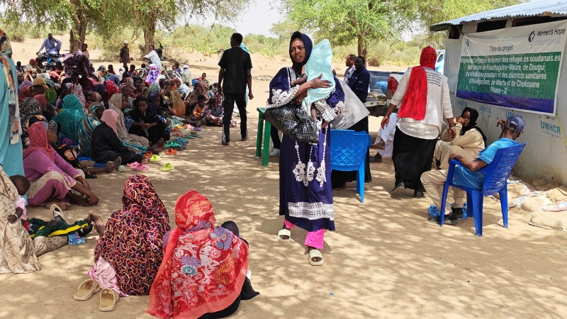 Sexualisierte Gewalt als Kriegswaffe im Sudan Eine Frau hält ein Kind auf dem Arm, am Boden sitzen weitere Frauen.