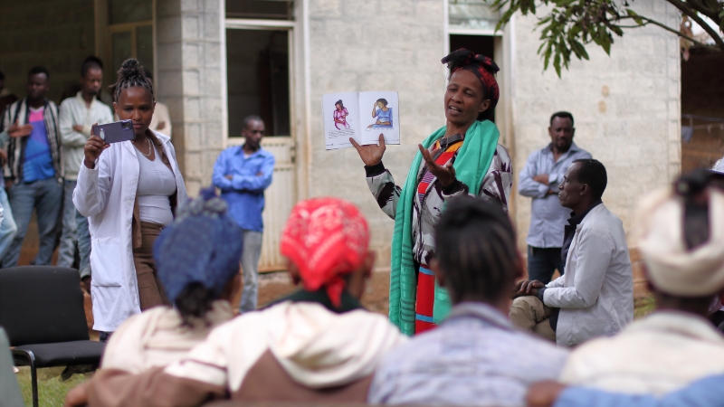 Lokaler Partner im Fokus: Gemeinsam gegen Geburtsfisteln Safe Motherhood Ambassador sensibilisiert über Geburtsfisteln, Äthiopien.
