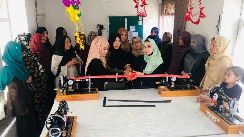 Afghanistan: Interview mit der Projektleiterin Parisa H. Frauen in Selbsthilfegruppe weihen neue Nähmaschinen ein, Afghanistan