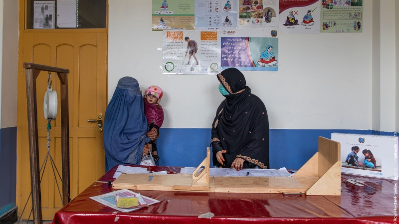 Ungebrochene Widerstandskraft der Frauen in Afghanistan Frau mit ihrem Kind bei einer Gesundheitsuntersuchung, Afghanistan