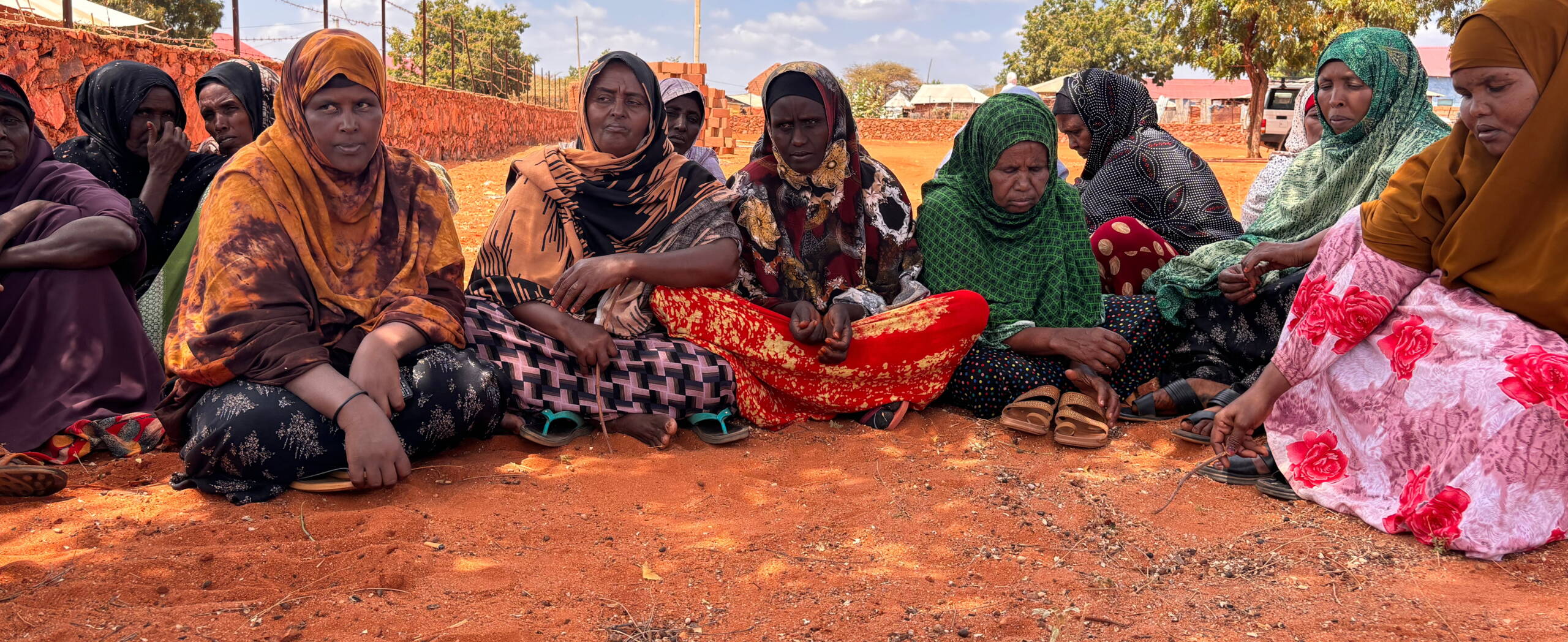 Diskussion Beschneidung Frauen sitzen am Boden und diskutieren.