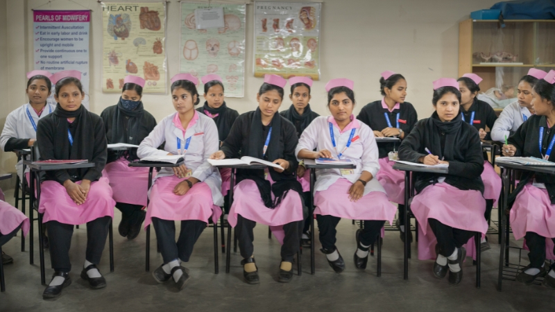 Droht eine globale Gesundheitskrise? Alarmierende Fakten im Überblick Hebammenstudeninnen sitzen im Unterricht, Bangladesch