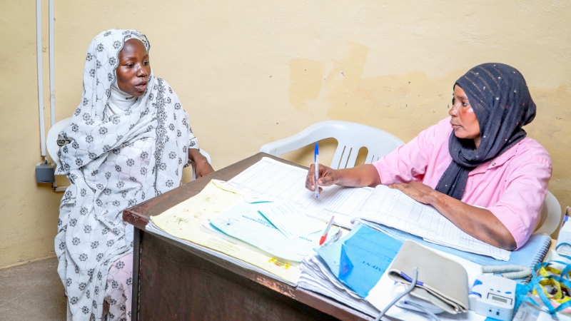 Neue App im Tschad macht Gesundheitsinfos zugänglich Hebamme im Gespräch mit einer Patientin, Tschad