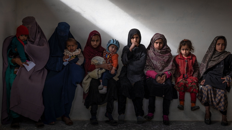 Humanitäre Katastrophe an der afghanisch-pakistanischen Grenze Frauen und Kinder im Gesundheitszentrum, Afghanistan