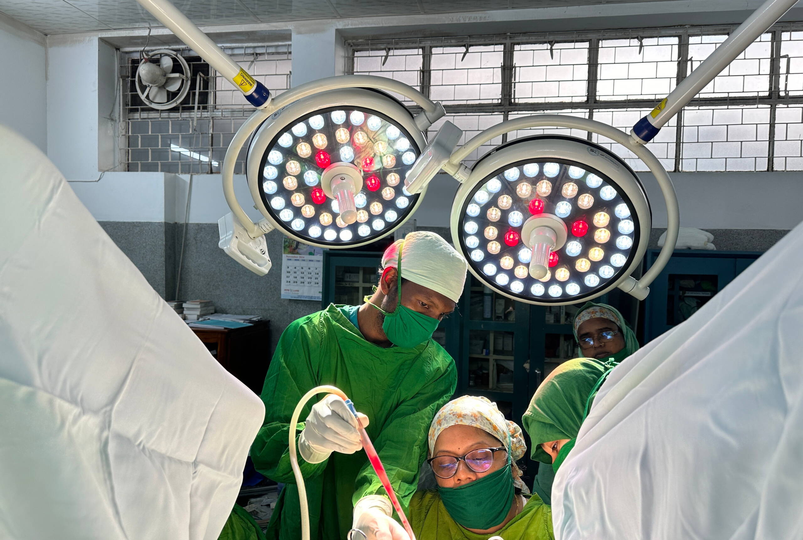 Fisteloperation Zwei Menschen arbeiten in einem Operationssaal.