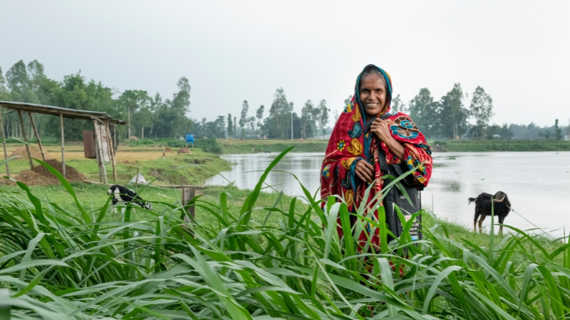 Ehemalige Fistelbetroffene erzählen ihre Geschichte Fisteladvokatin Nofisa Khatun in einem Feld in Bangladesch