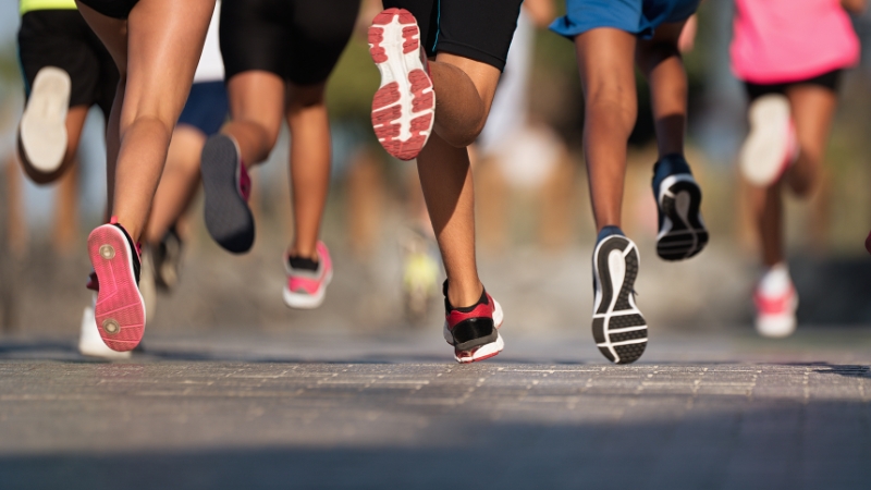 Frauenlauf 2026 in Bern Joggende Beine von hinten.