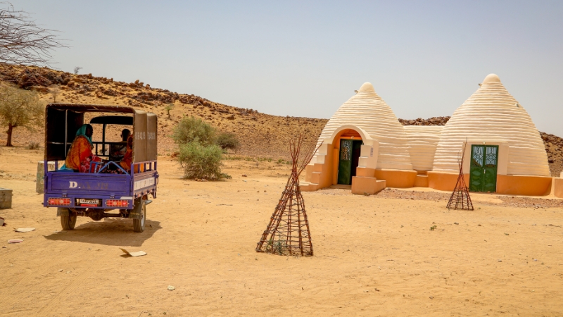 Moto-Ambulanzen retten Leben Moto-Ambulanz vor einem von der Gemeinschaft gebauten Geburtshaus im Tschad