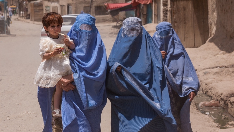 Afghanistan: Trotz erschwerter Umstände setzen wir unsere Arbeit fort! Frauen mit ihren Kindern, Afghanistan